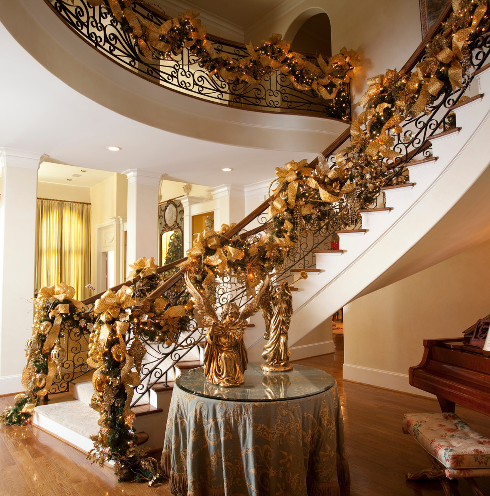 mediterranean-christmas-stairs-decoration