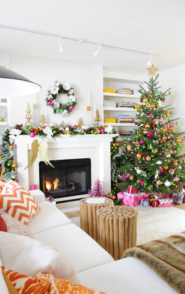 transitional-family-room-christmas-wreath-decoration