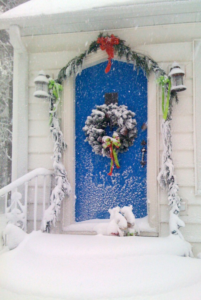 transitional-front-door-christmas-wreath-decoration