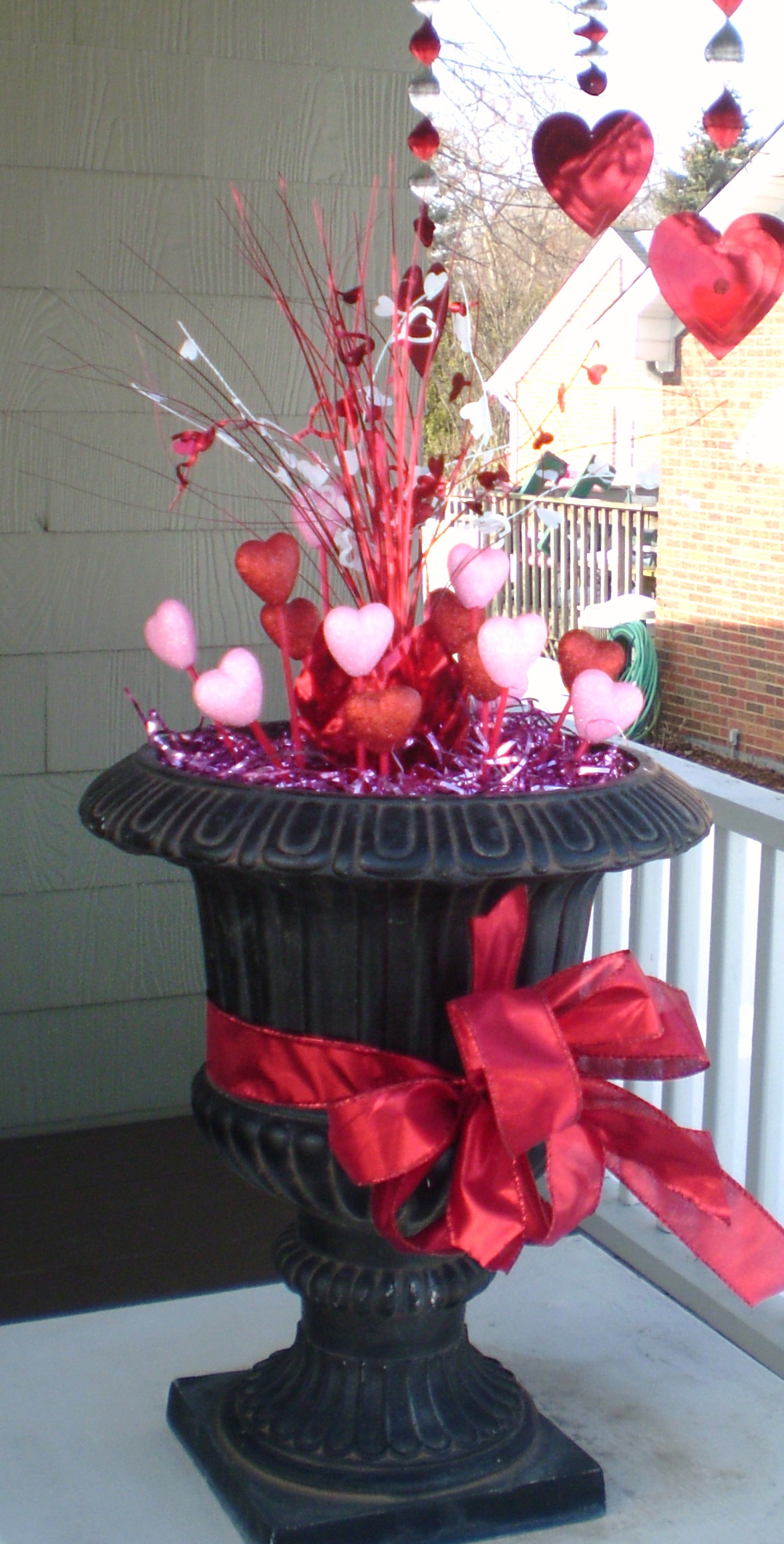 31 Unique Outdoor Valentine Decor Ideas