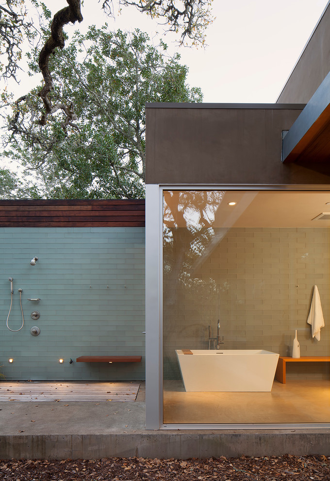 Modern Bathroom Design With Freestanding Tub
