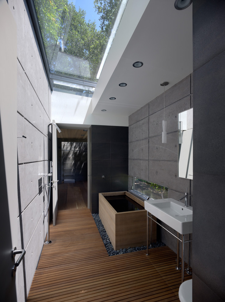 Modern Bathroom Design With Japanese Tub