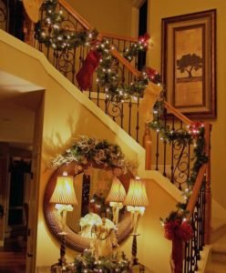 30 Best Christmas Staircase Decoration Ideas · The Wow Decor