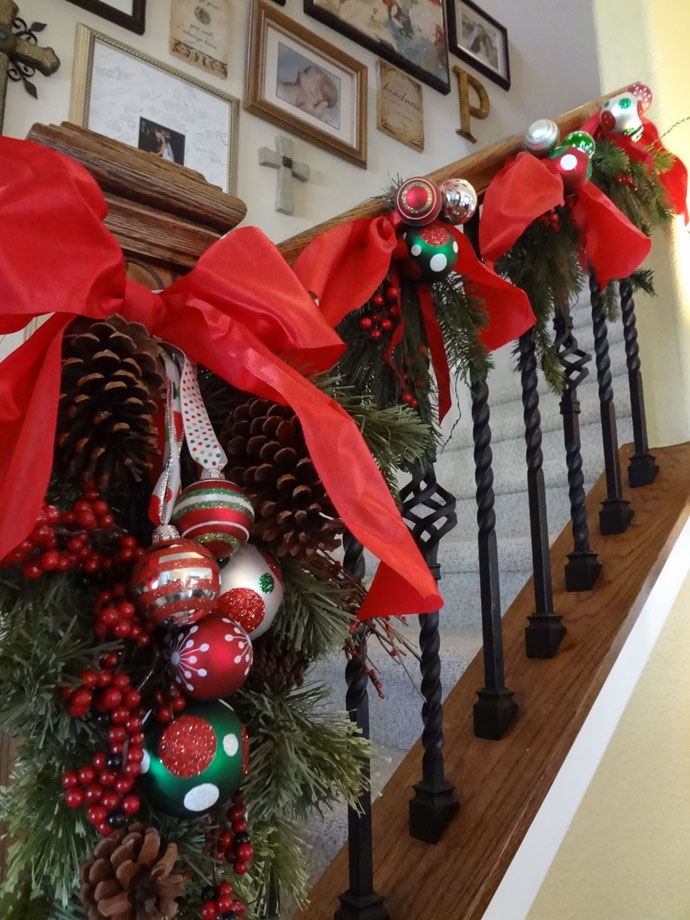 Christmas Staircase Decorations designs
