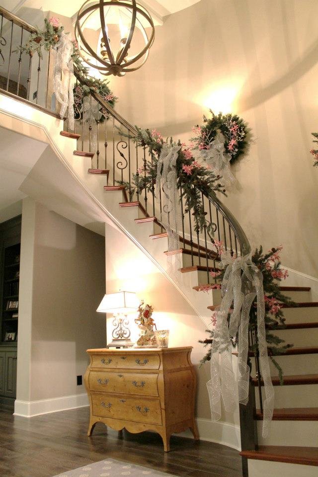 Staircase Garland Designs For Christmas