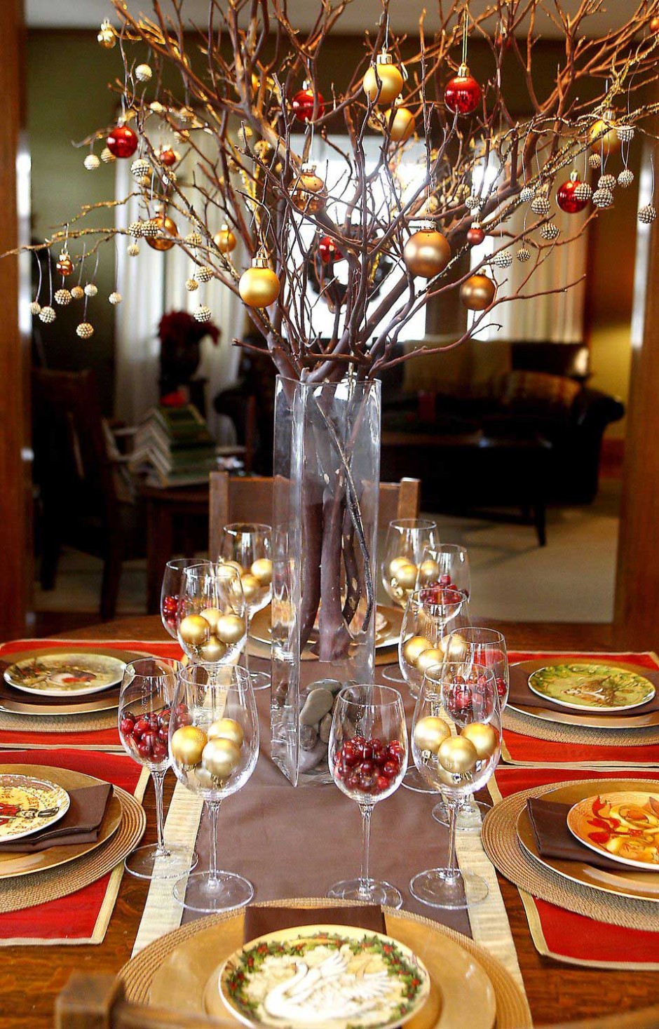 Luxury Christmas Party Centerpiece Idea with Gold Christmas Balls dwellingdecor