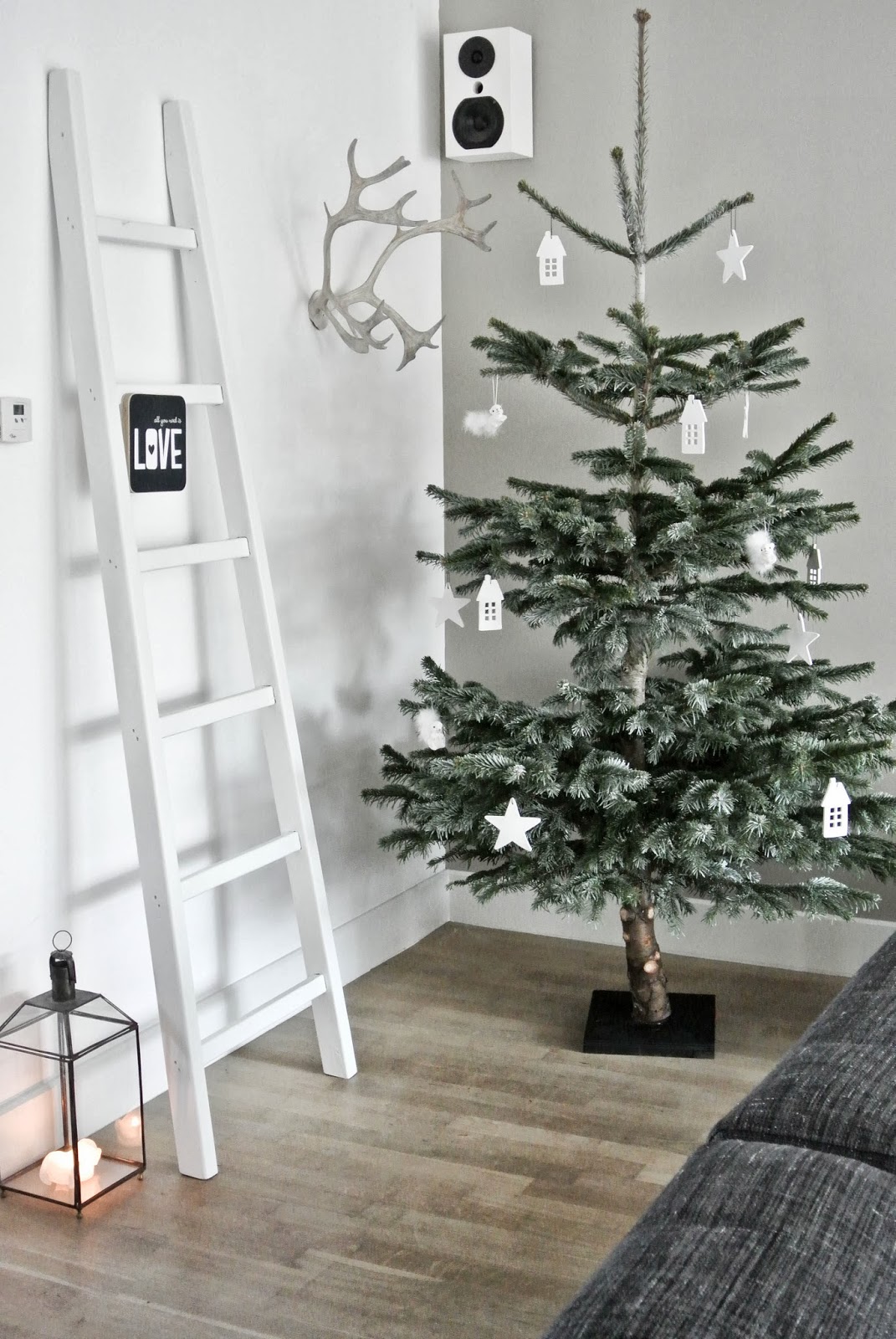 Minimal Christmas Tree Dwellingdecor