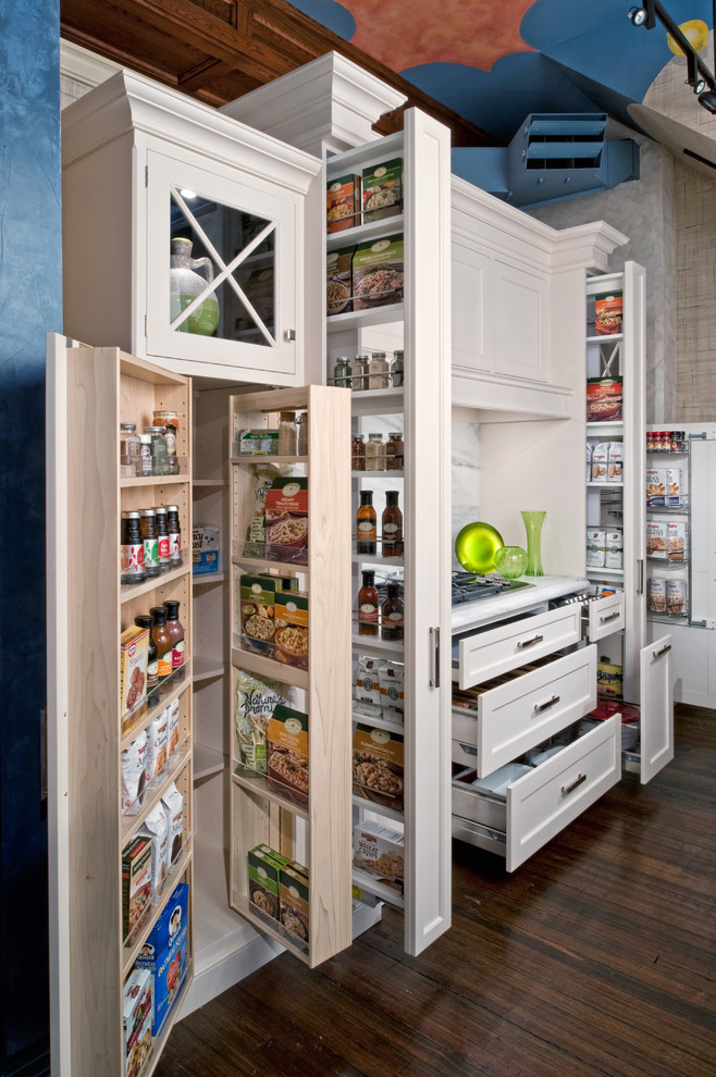 Small Traditional Kitchen With Articulated Cabinets