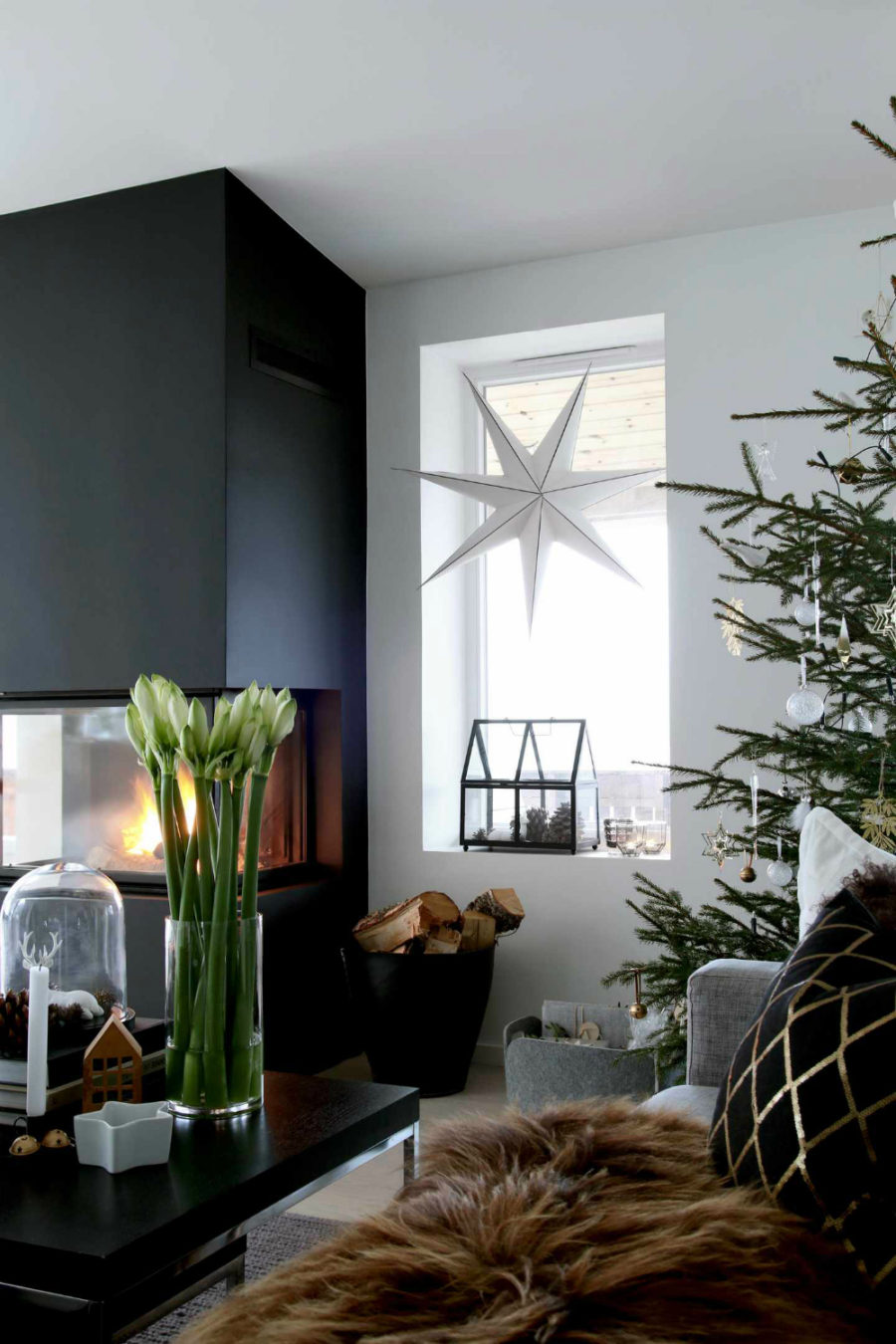 Stylish contemporary holiday decor Dwellingdecor