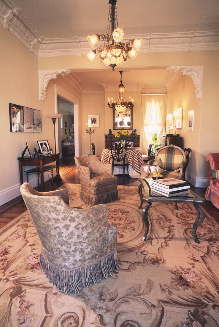 Victorian-Style-Living-Room-Decorating