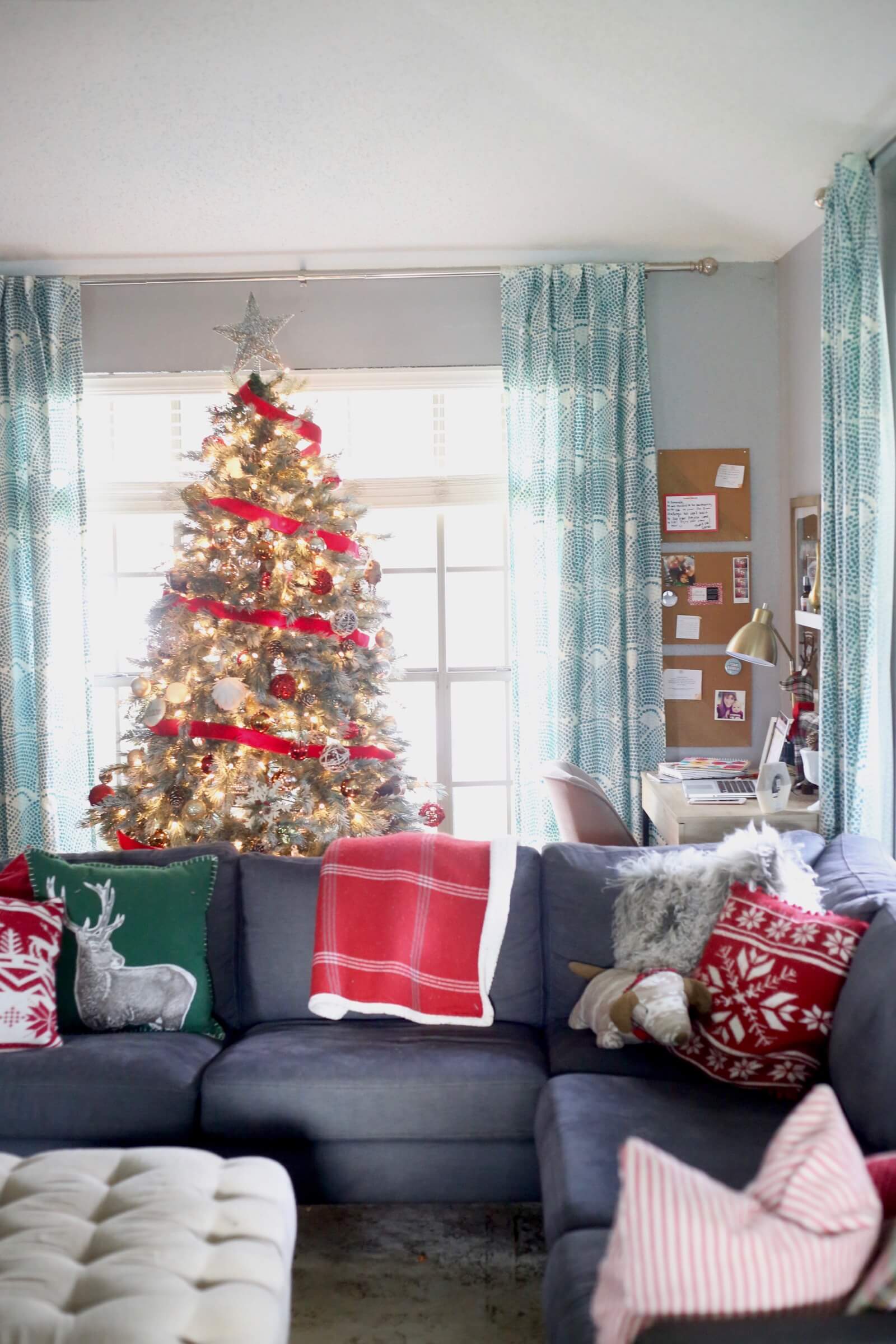 Christmas Living Room Decor Ideas thewowdecor (11)