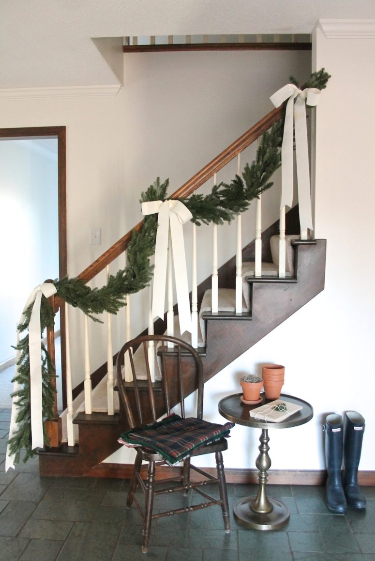 Christmas Stairs Decoration Ideas thewowdecor (17)