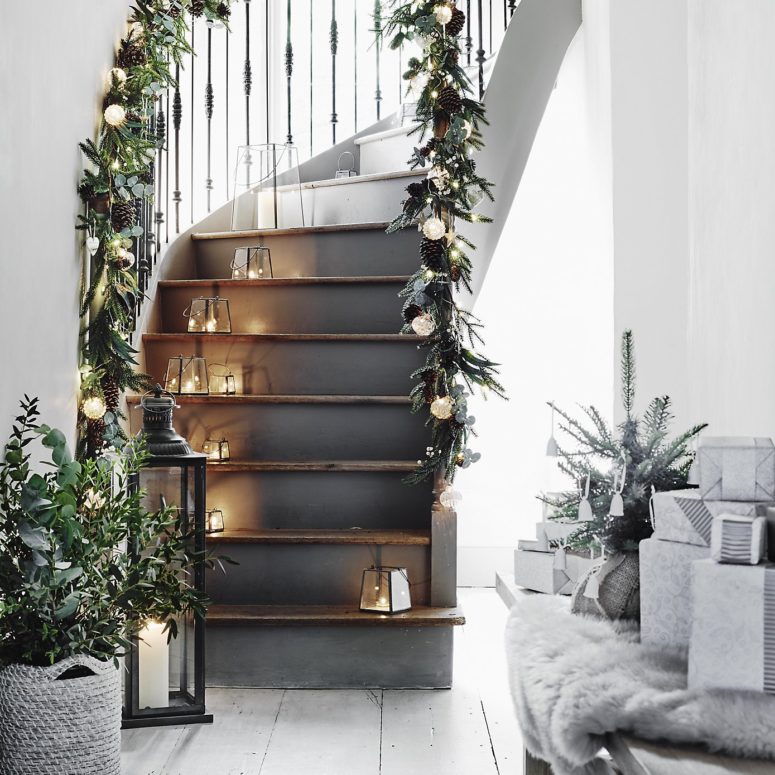 Christmas Stairs Decoration Ideas thewowdecor (19)