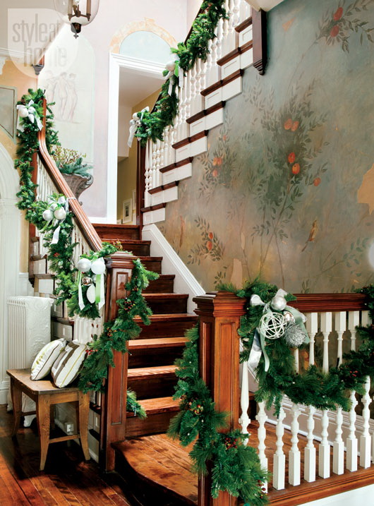 Christmas Stairs Decoration Ideas thewowdecor (34)