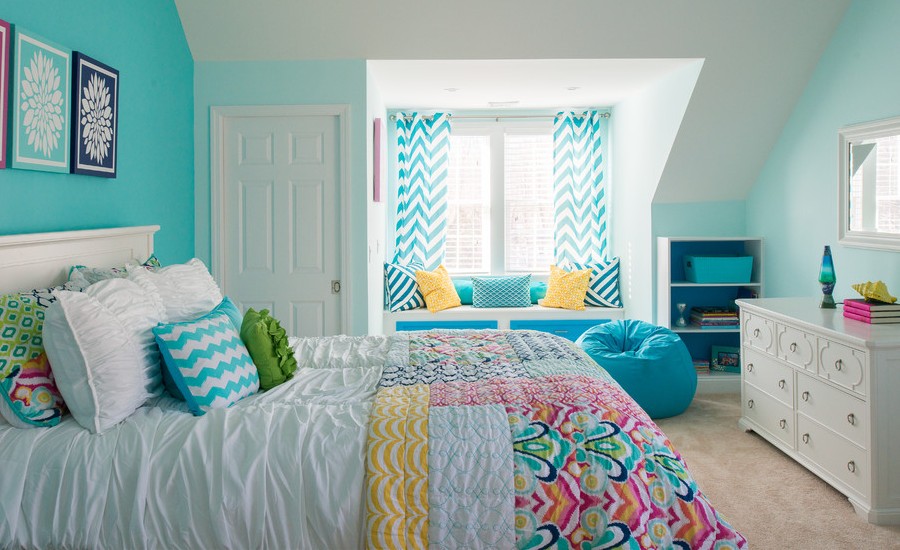 Girl’s Room With Bright Blue Walls And Colorful Accent Thewowdecor