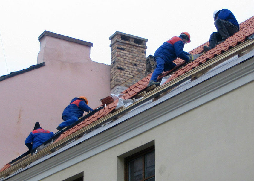 Don’t Jump Into Hiring a Roofing Contractor