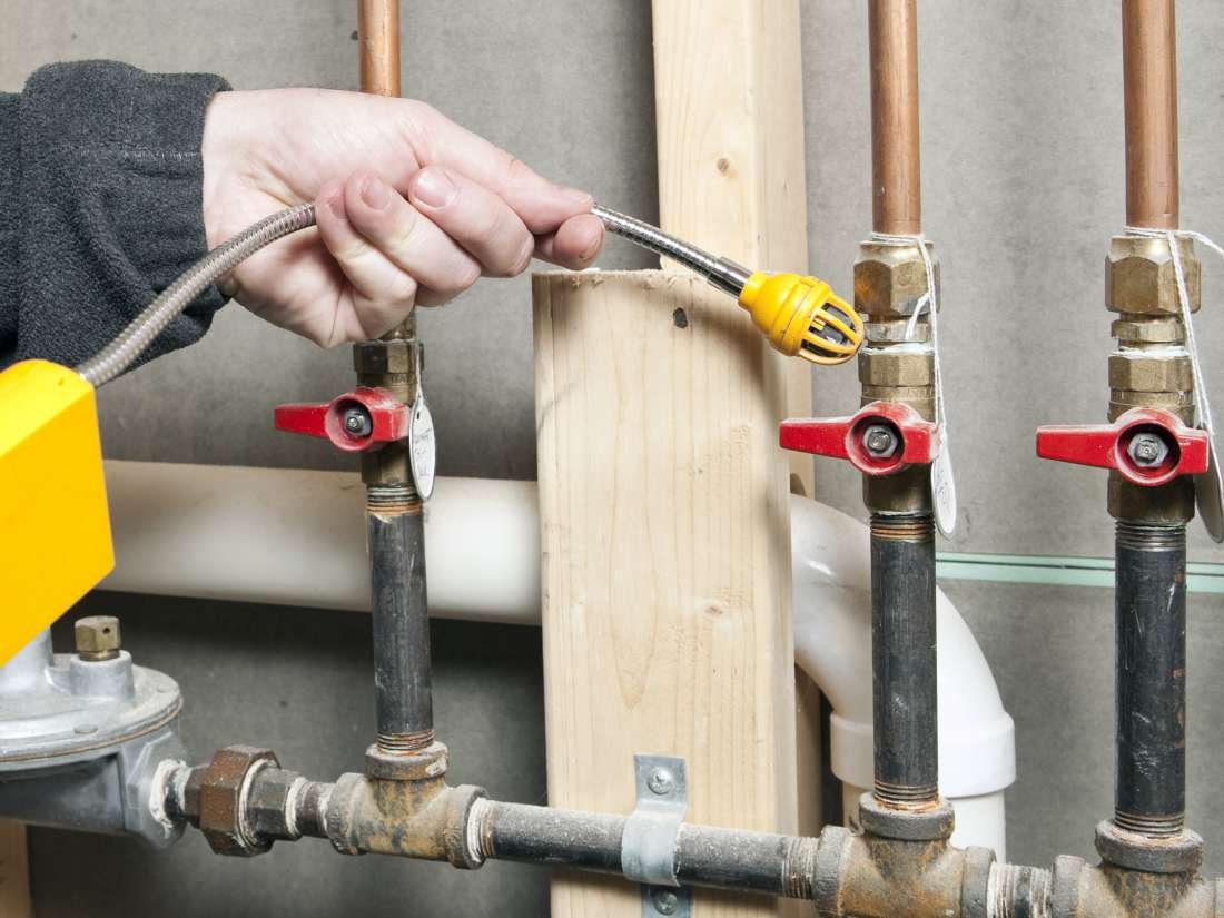 Reasons for investing in a professional plumber for gas pipe servicing