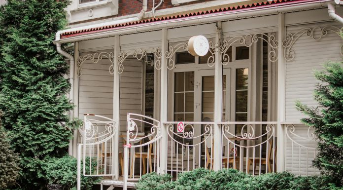 Weekend Curb Appeal Projects That Instantly Refresh Your Front Entry